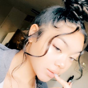 Meet your Posher, Valora